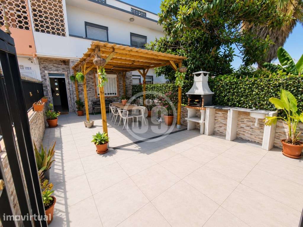 T2 Renovado em Faro Terraço com Pérgola | Perto de Tudo - Grande imagem: 4/17