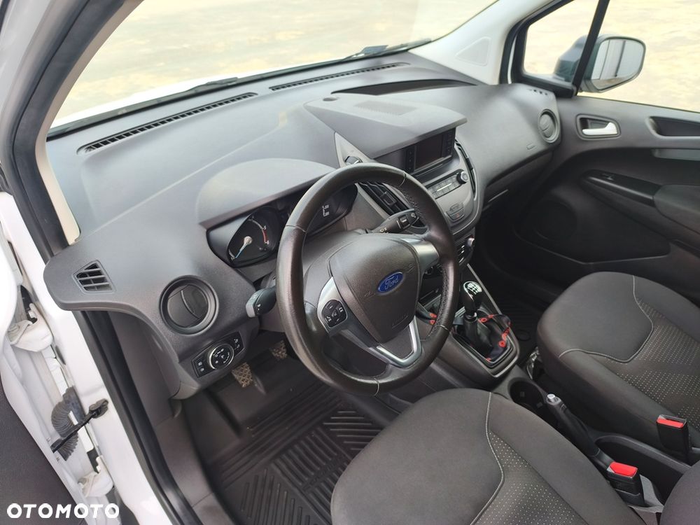 Ford Transit Courier - 26