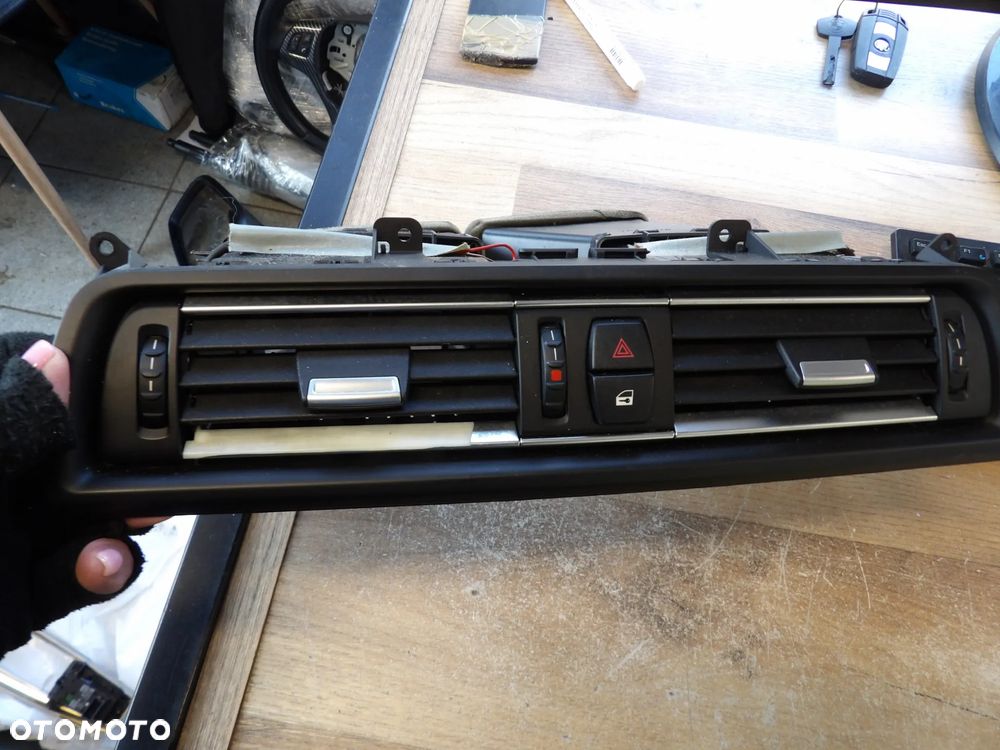 BMW - F10,F11 - ŚRODKOWA KRATKA NAWIEWU - EUROPA - 9209136 - 1