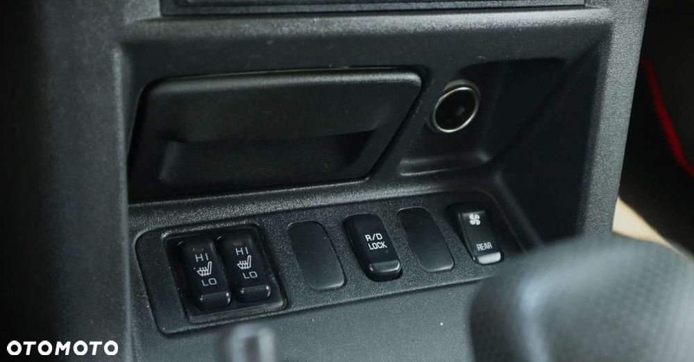 Mitsubishi Pajero - 25