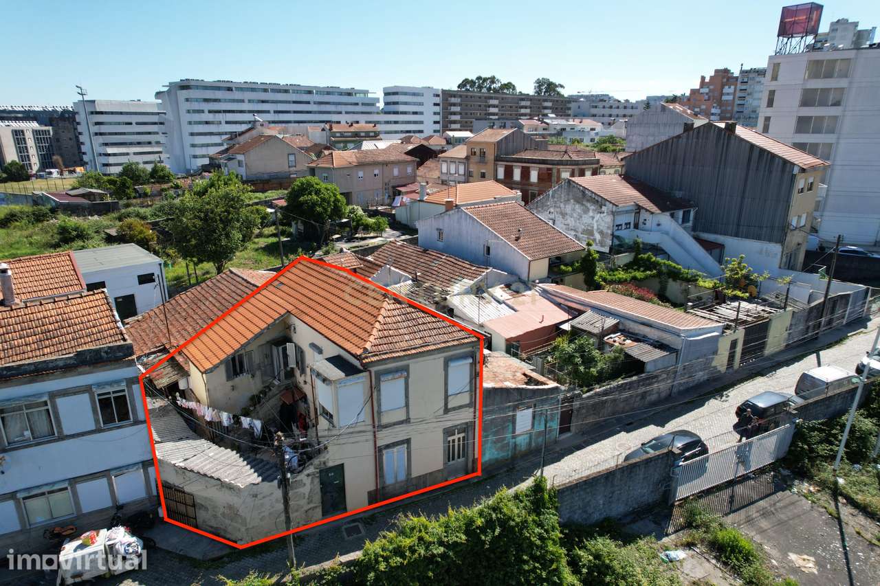 Oportunidade em Paranhos: T4 para Recuperação no Porto - Grande imagem: 2/16