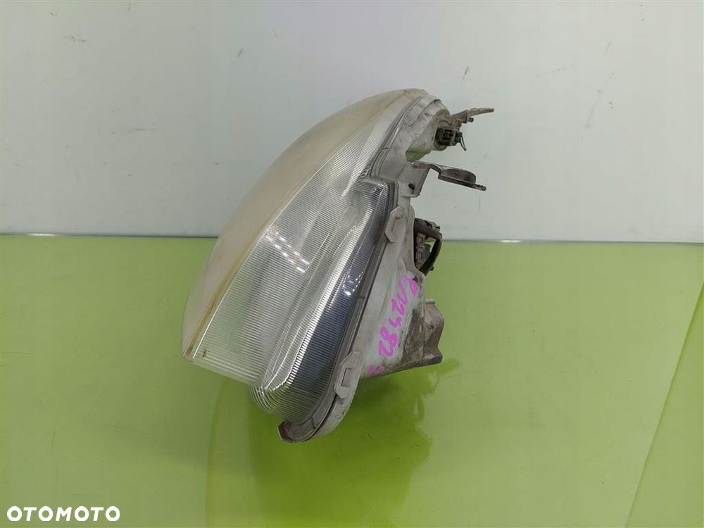 Reflektor lampa przód prawa Toyota Corolla Verso I 2001-2004 UPM60GF20 - 2