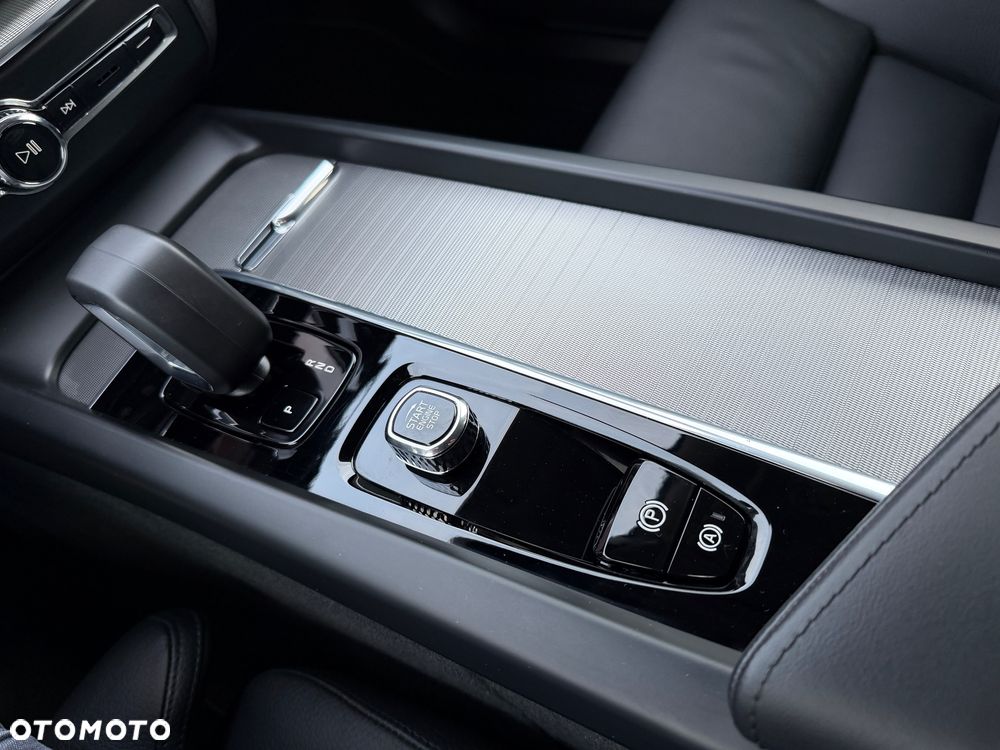 Volvo XC 60 B4 D AWD Plus Dark - 27