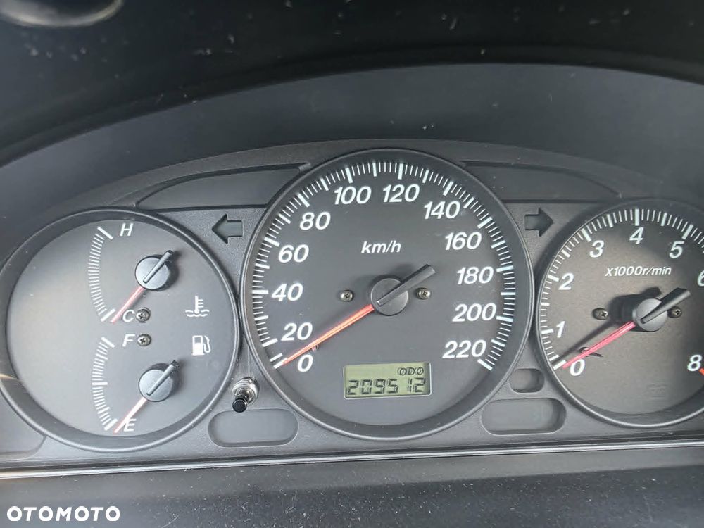 Mazda 323F - 8