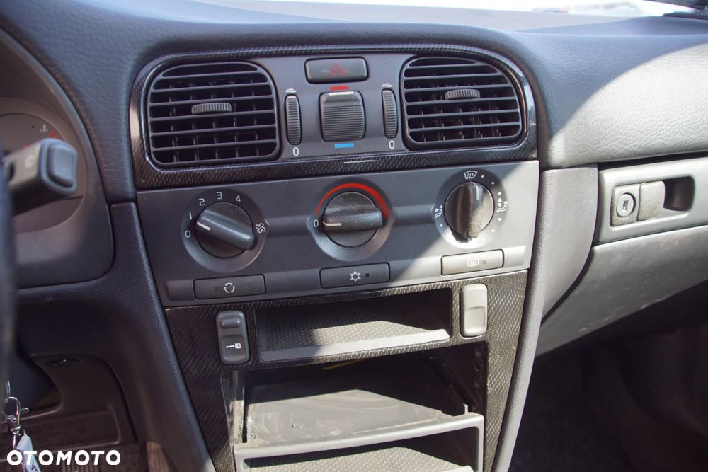 Auto na części - Volvo V40 I Lift 1.9 Di 95 KM D4192T2 M5D 332 2000R Silnik Skrzynia Drzwi Maska Klapa Zderzak Błotnik Lampa Klamka Szyba Lusterko Deska Kokpit Sterownik Moduł Czujnik Licznik Panel Kierownica - 12