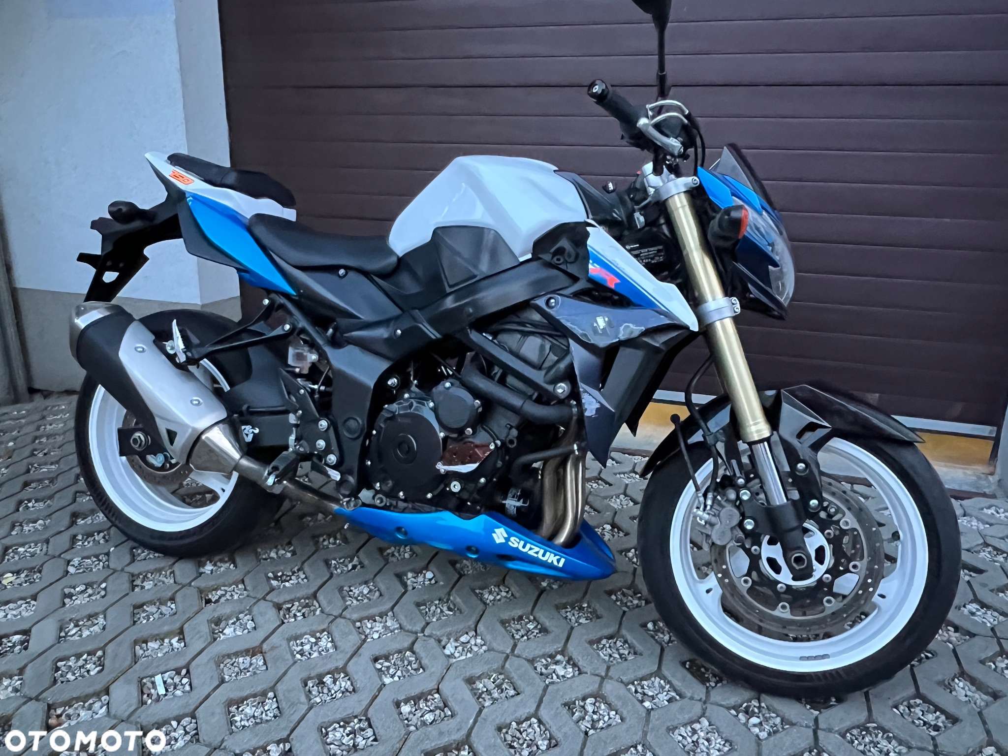 Suzuki GSR - 11