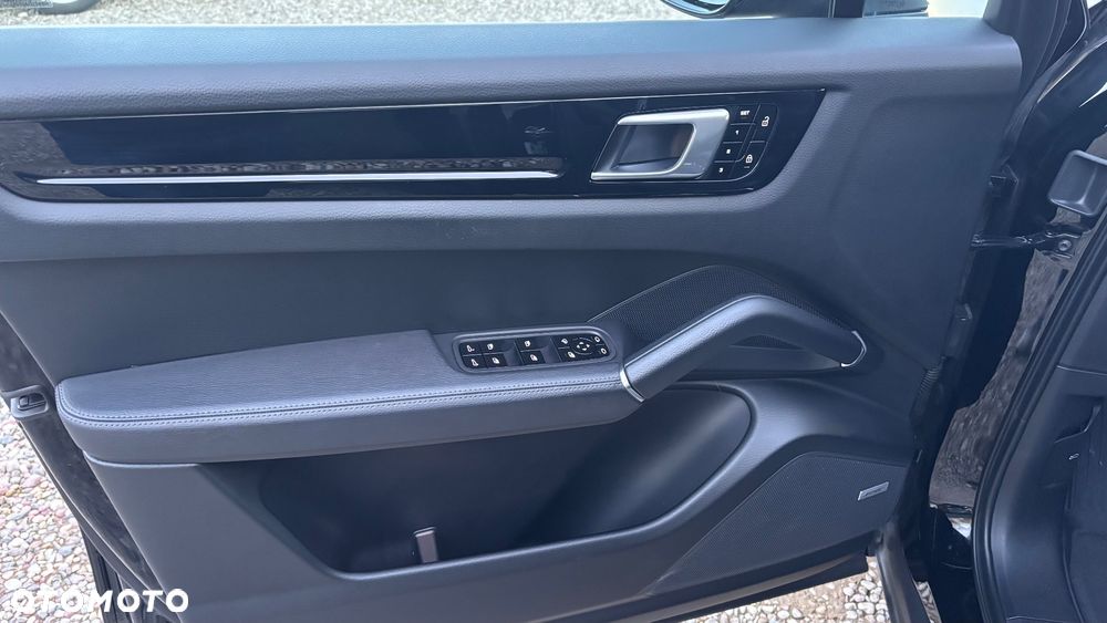 Porsche Cayenne S Platinum Edition - 16