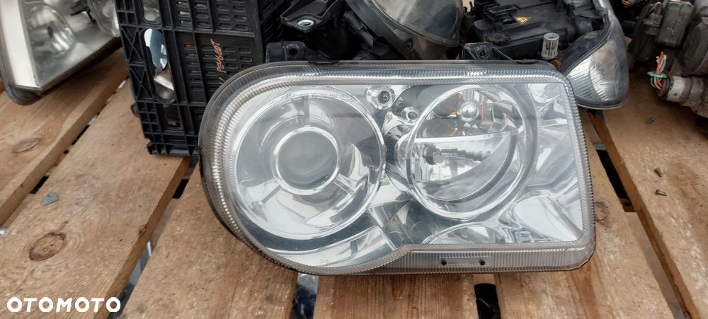 .  LAMPA PRZOD PRZEDNIA PRAWA CHRYSLER 300 C XENON !BEZ PRZETWORNICY! - 1