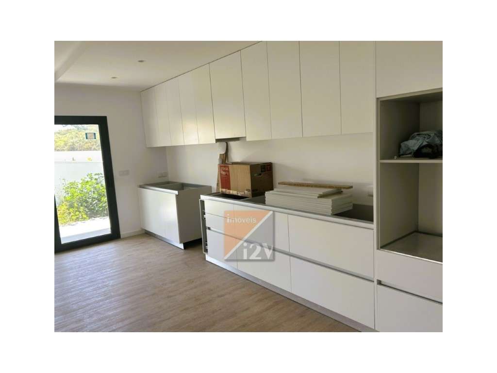 Moradia Geminada T3 Nova em Pinheiros - Leiria | Bons Acabamentos e... - Grande imagem: 4/18