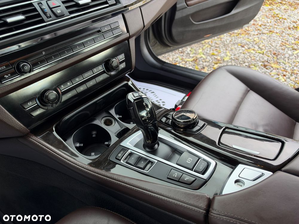 BMW Seria 5 528i xDrive Luxury Line - 28