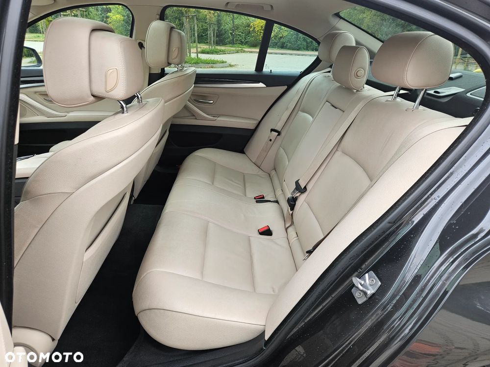 BMW Seria 5 525d - 24