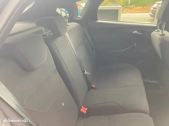 Ford Focus 1.0 EcoBoost S&S ST-Line - 35