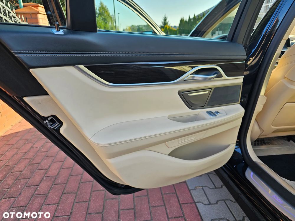 BMW Seria 7 730d mHEV - 9