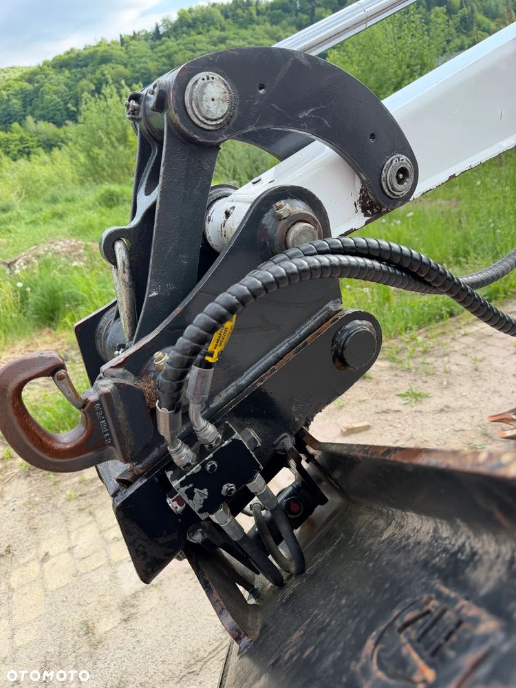 Bobcat E27z. Koparka Gąsienicowa 2,7 tony. 2024 rok. 870 mtg. Maszyna nie różni się od nowej z salonu!! Skarpówka Hydrauliczna! Pochodzi ze szkółki roślinnej z Norwegii. Zero luzów. pracowała przy krzewach!! Aktualna DEKRA dokumentacja. Silnik Yanmar! Linie Hydr. Dodatkowe. Szybkozłącze Hydr. Szybka wolna jazda. Wersja Norweska. Długie ramię. OKAZJA. Zero wycieków. Sztywna maszyna! - 24