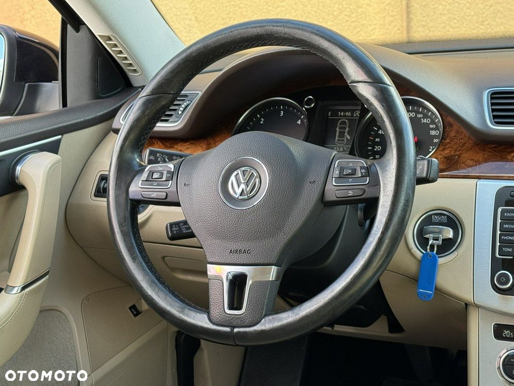 Volkswagen Passat - 25