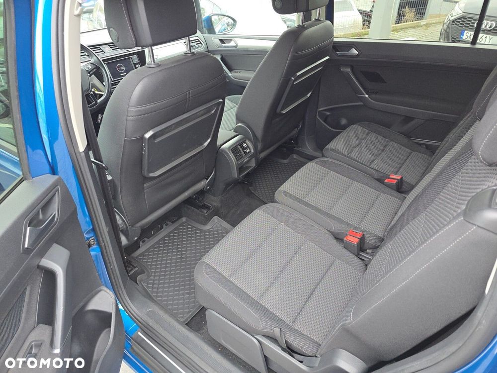 Volkswagen Touran - 12