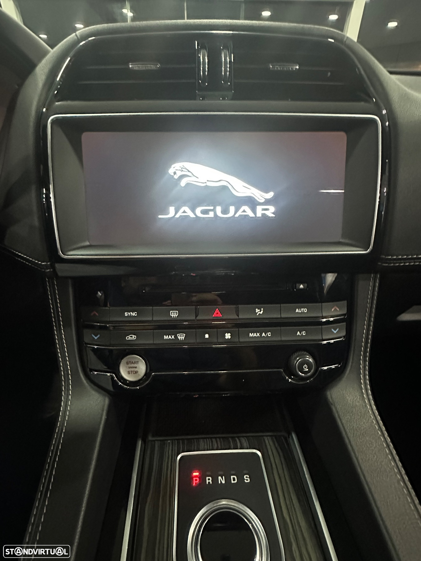 Jaguar F-Pace 2.0 D200 AWD R-Dynamic SE - 27