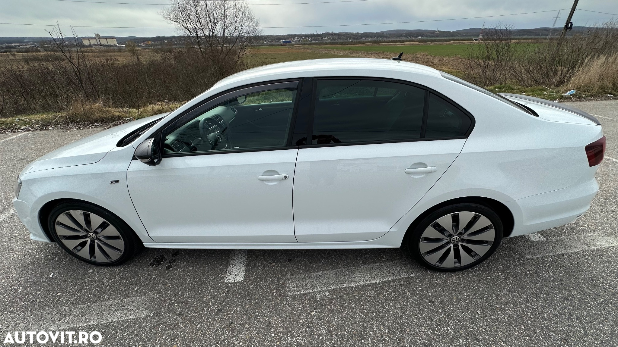 Volkswagen Jetta 2.0 TDI DSG Highline - 2