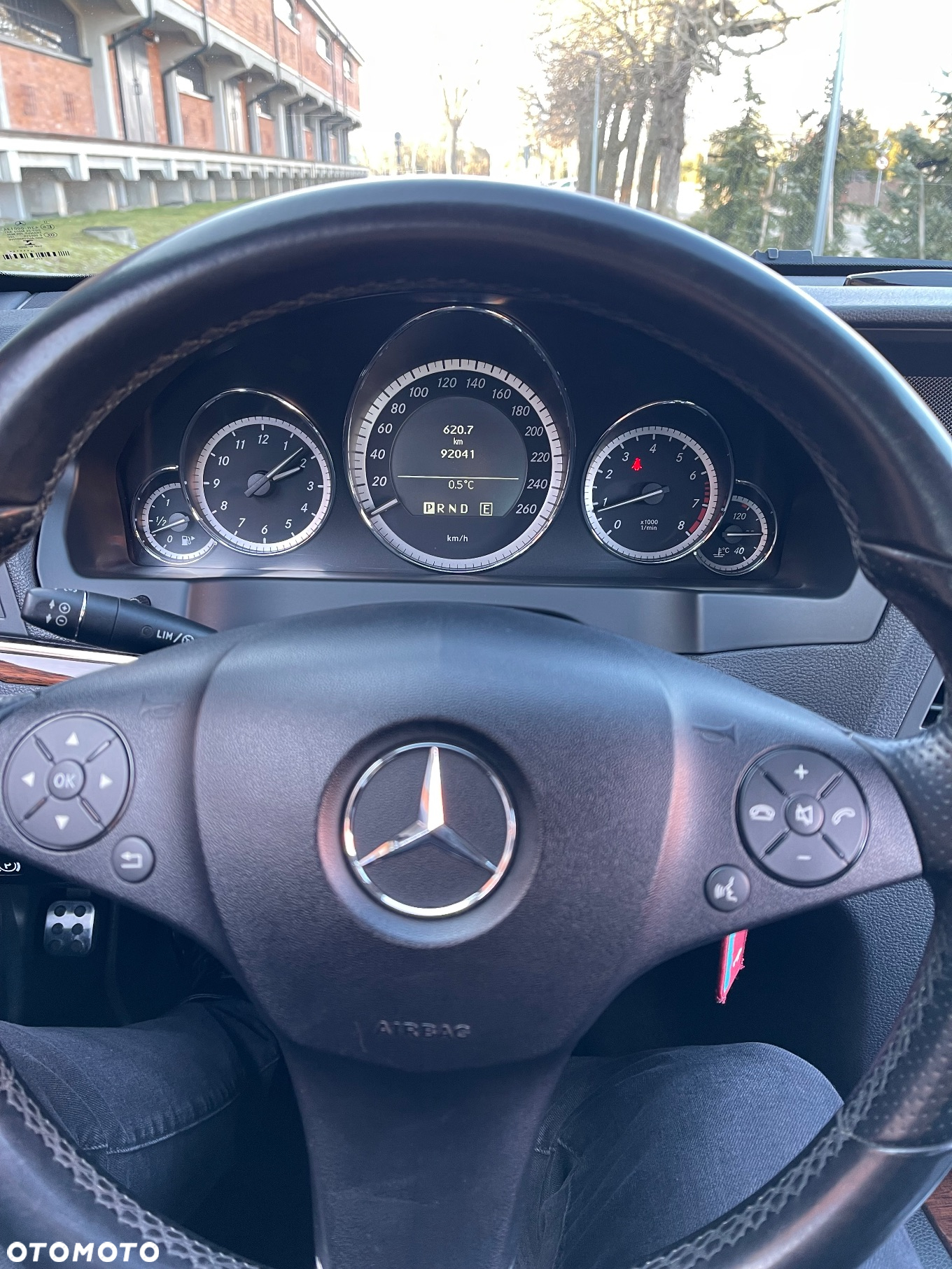 Mercedes-Benz Klasa E 200 CGI Coupe BlueEFFICIENCY Automatik Elegance - 32