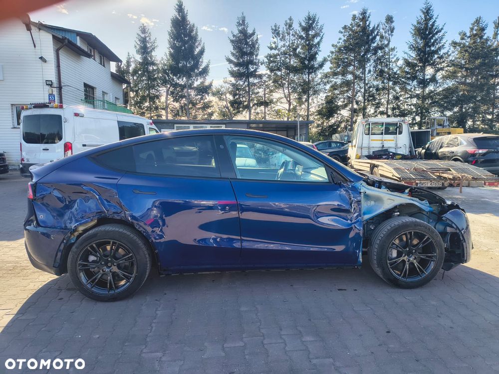 Tesla Model Y - 6