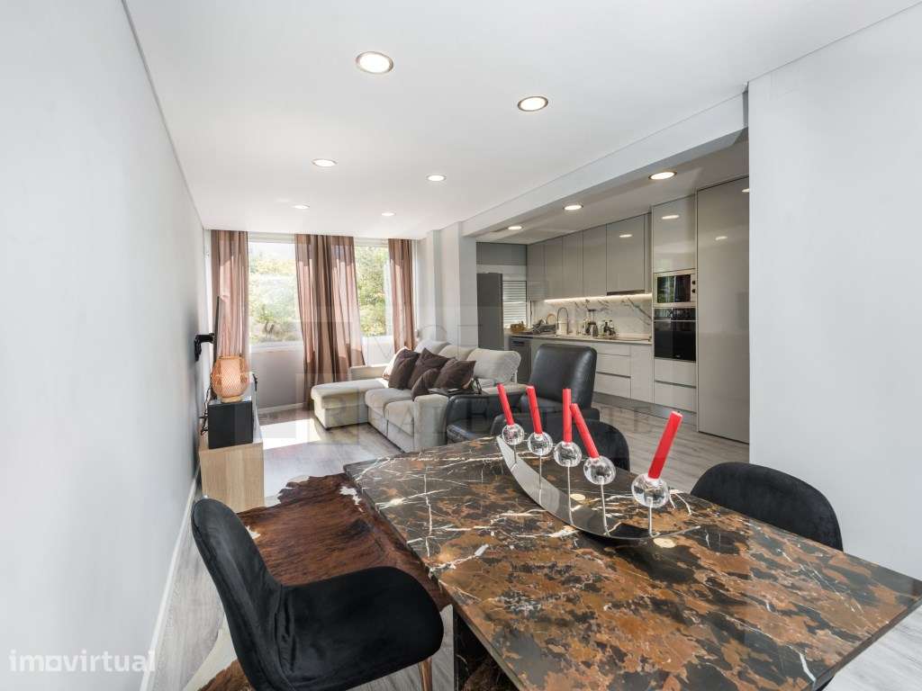 Apartamento T2 c/ terraço - Remodelado, Cruz Quebrada - Grande imagem: 3/28