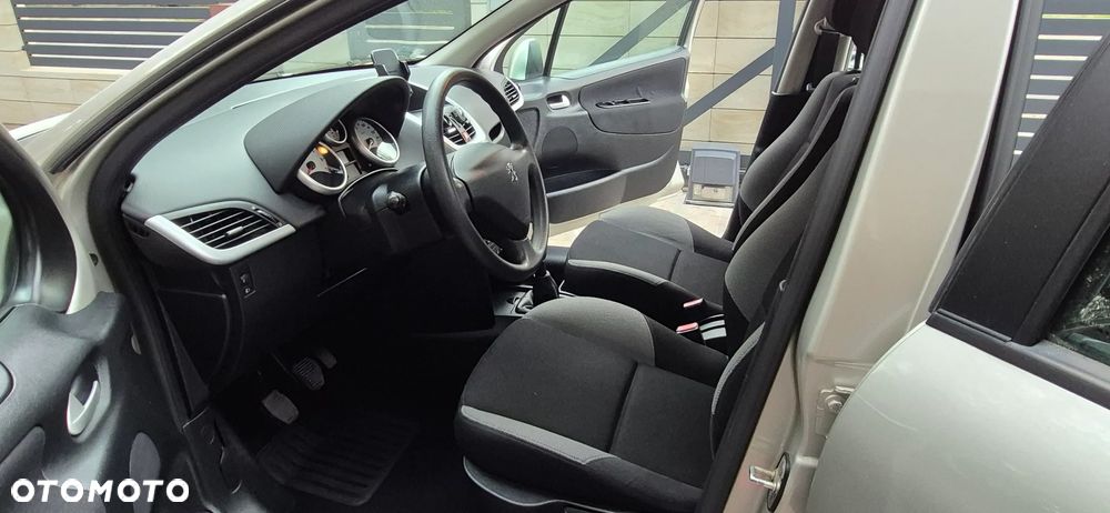 Peugeot 207 1.4 16V Trendy - 17