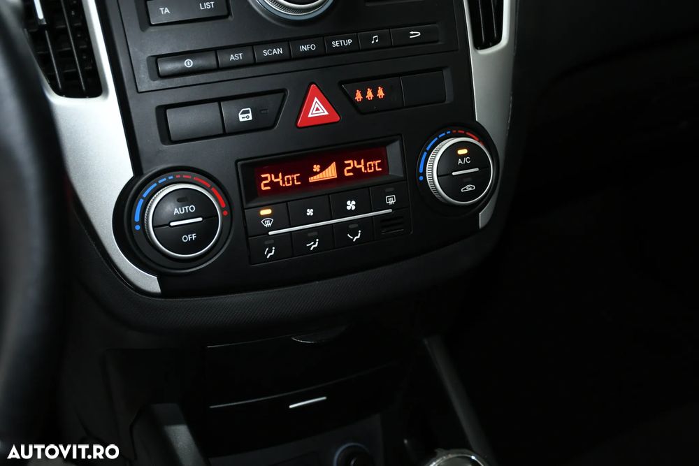 Kia Ceed 1.6 CRDi 115 Dream-Team Edition - 16