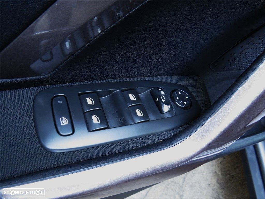 Peugeot 2008 1.2 PureTech Style - 15