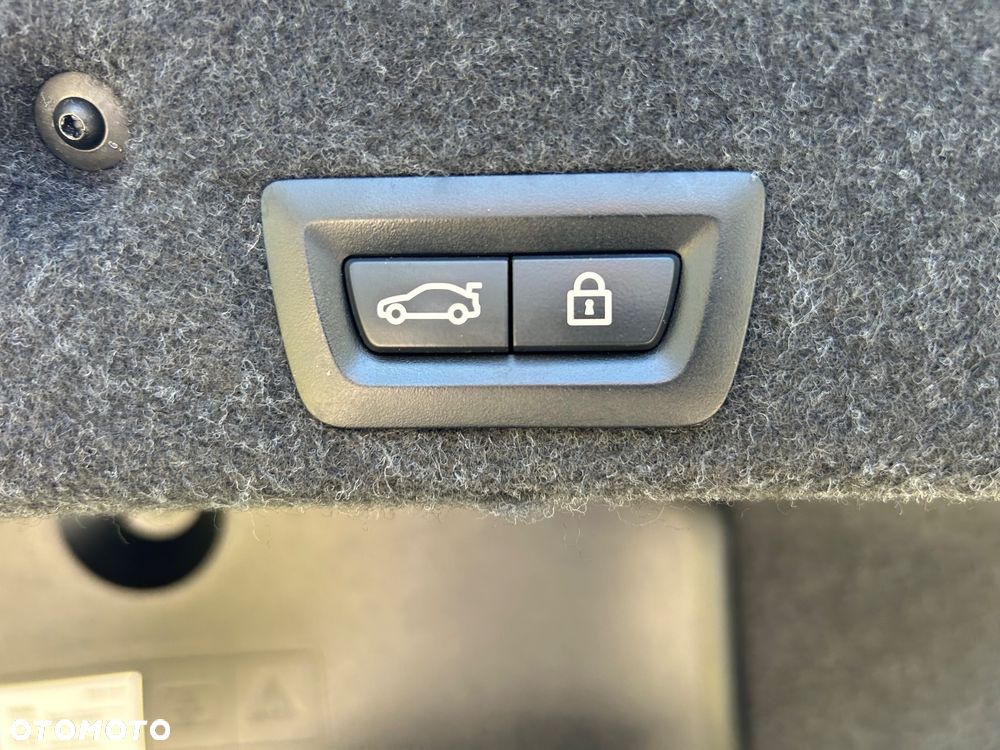 BMW Seria 5 530d xDrive Sport-Aut - 28