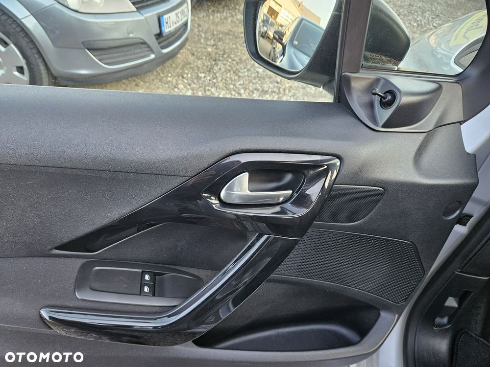 Peugeot 208 - 13