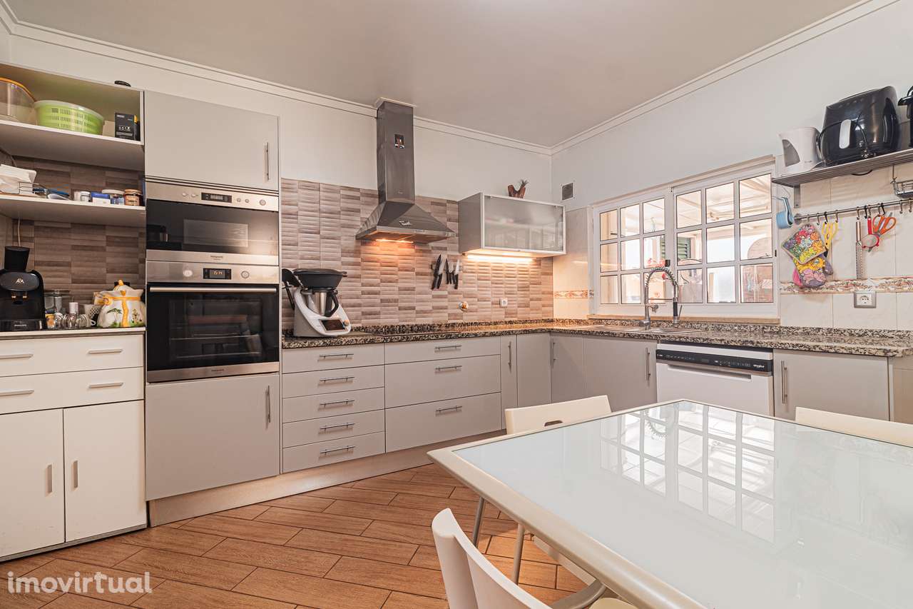 Moradia T3 de Gaveto Geminada na Quinta do Conde - Grande imagem: 3/50