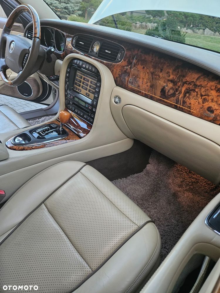 Jaguar XJ XJ8 4.2 LWB Executive - 6