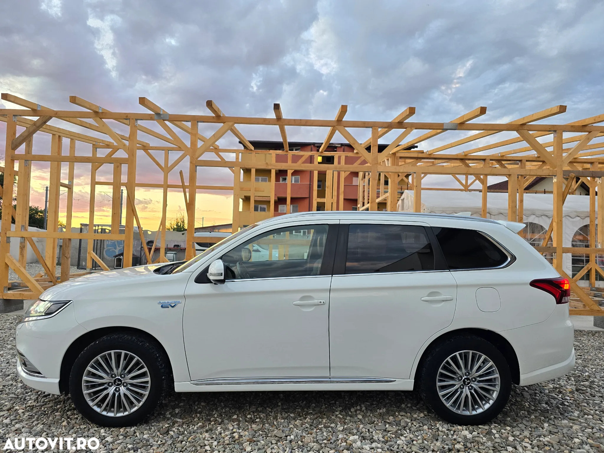 Mitsubishi Outlander 2.4 4WD Plug-In Hybrid Diamant+ - 10