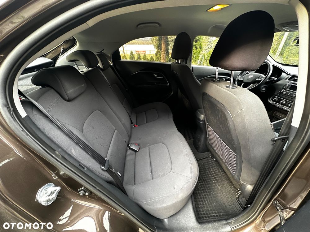 Kia Rio 1.2 L - 8