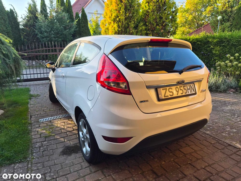Ford Fiesta 2010 photo 2