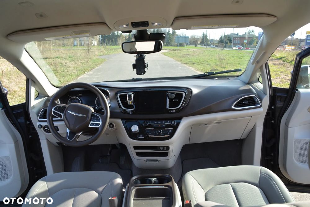 Chrysler Pacifica - 30