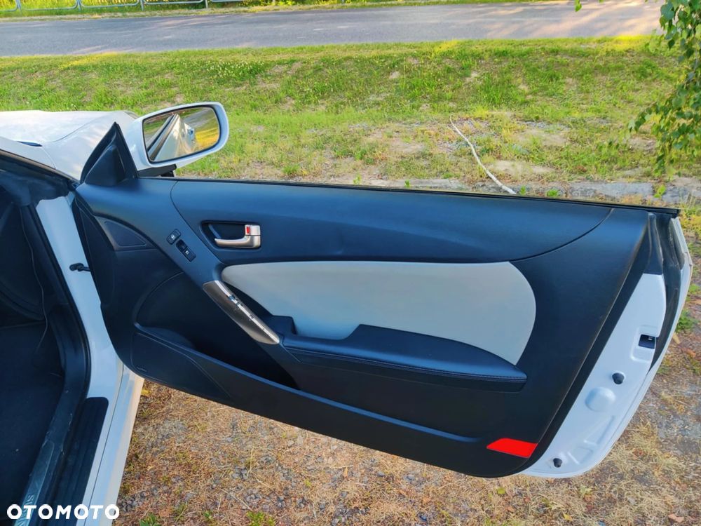 Hyundai Genesis Coupe 2.0 TCI Executive - 11
