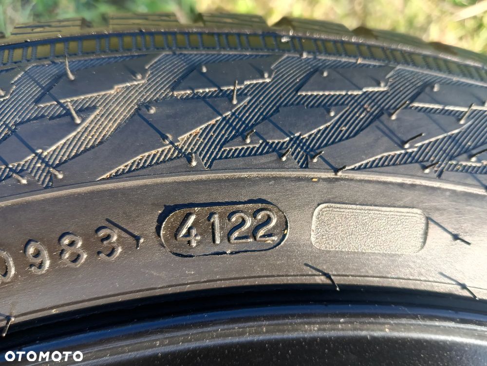 opony zimowe klasy premium Nokian Tyres WR Snowproof w rozmiarze 195/55 R16 87H. - 2