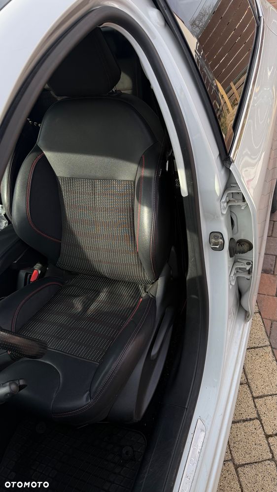 Peugeot 208 - 19