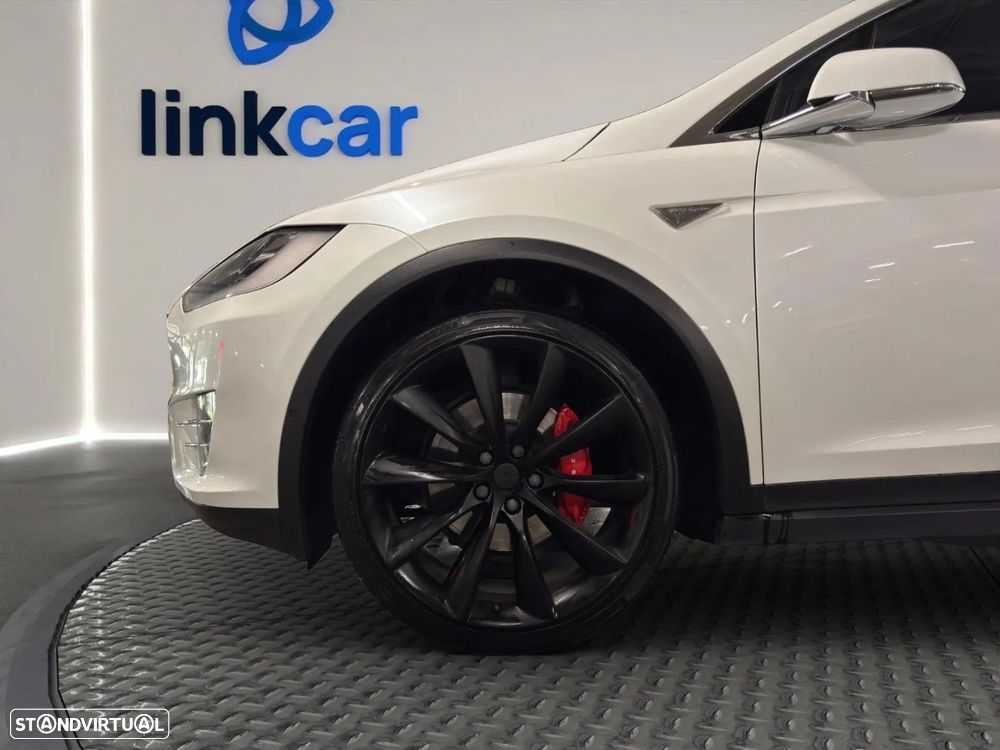 Tesla Model X - 11