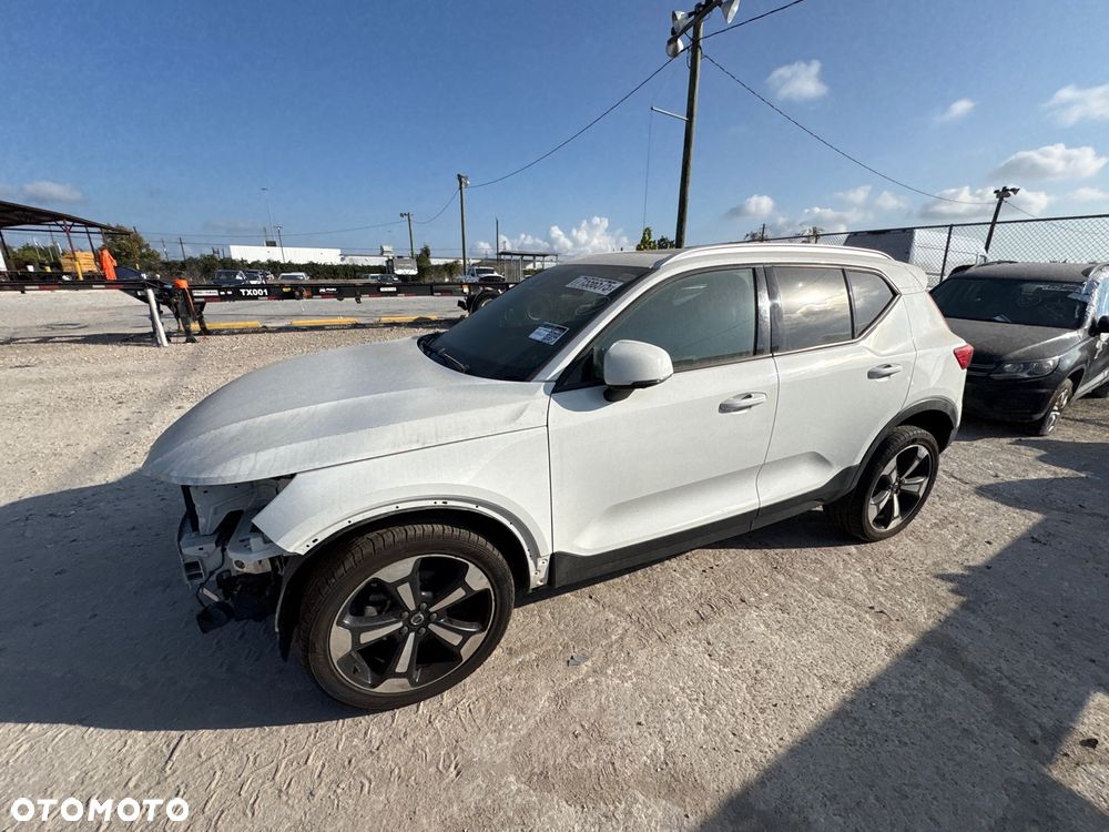 Volvo XC 40 T5 AWD Momentum - 1