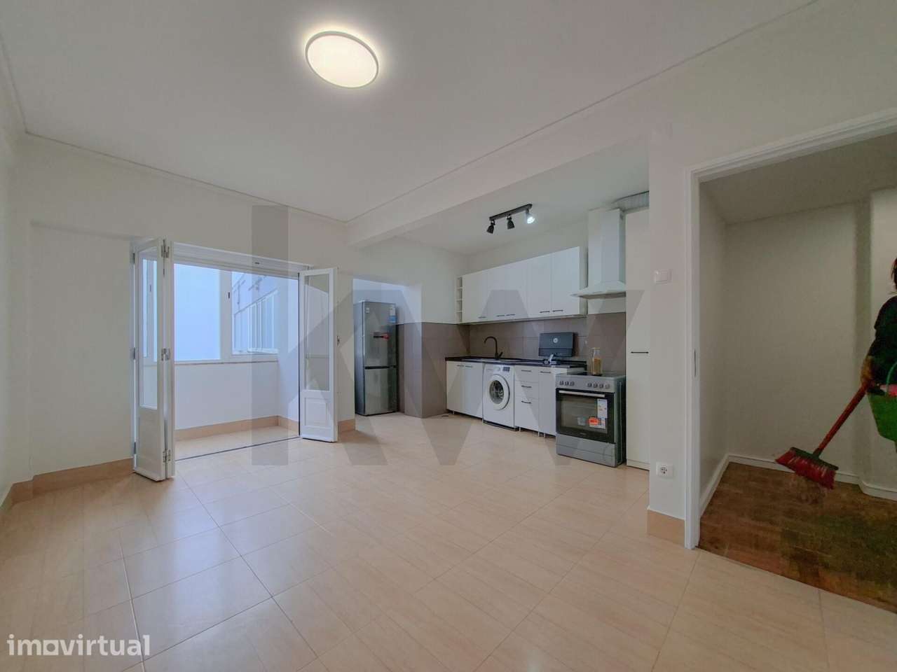 Apartamento T2 Parcialmente Remodelado com Varanda e Elevador – Marquê - Grande imagem: 3/28