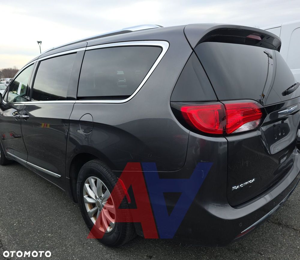 Chrysler Pacifica - 4