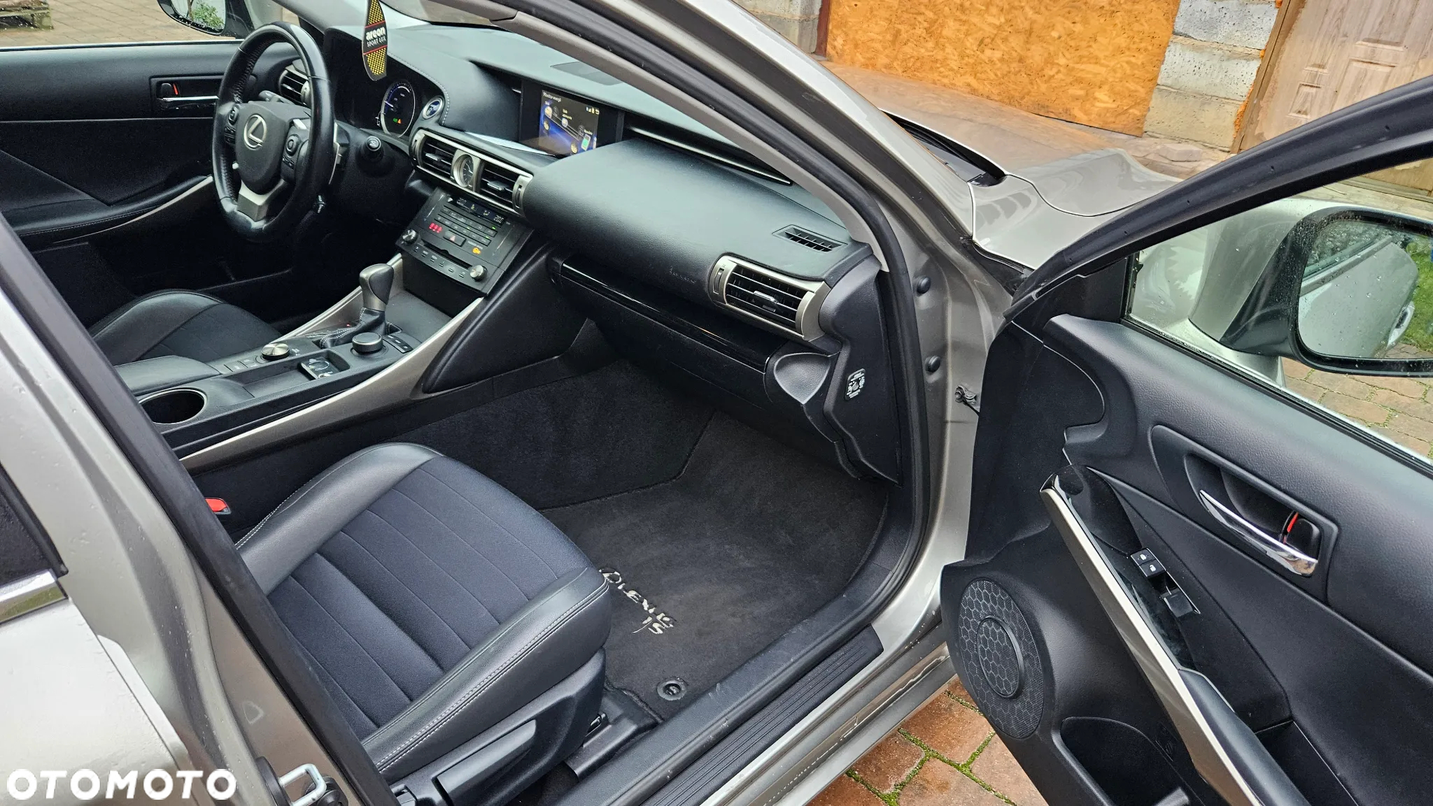 Lexus IS 300h - 17