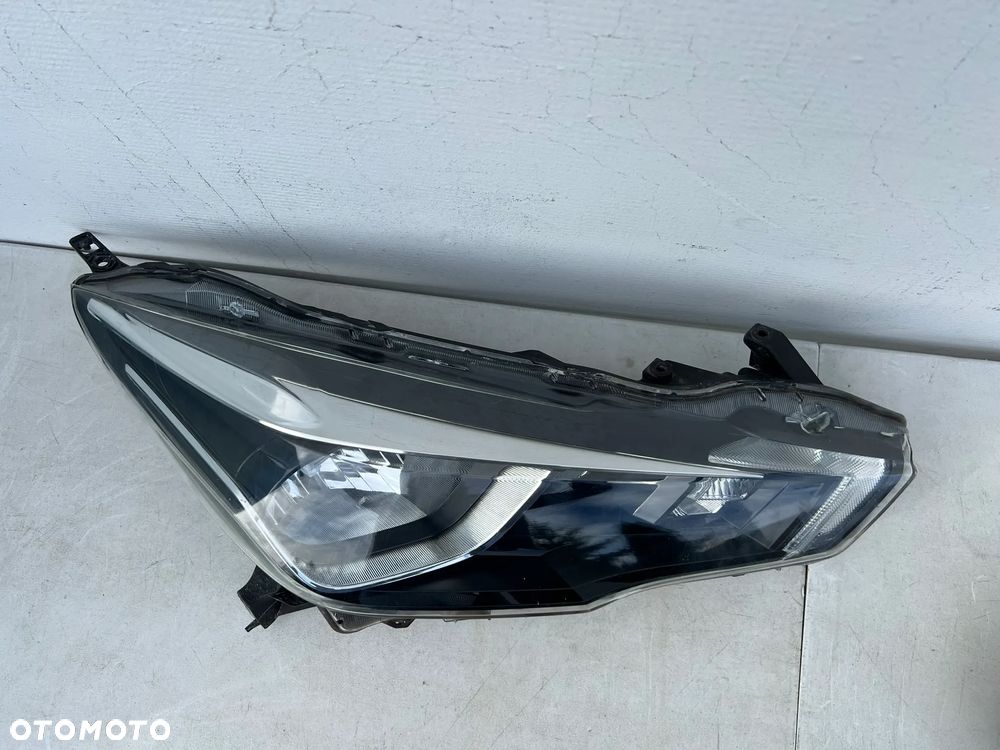 Lampa prawy przód Nissan Micra K14 260105FA0A - 3