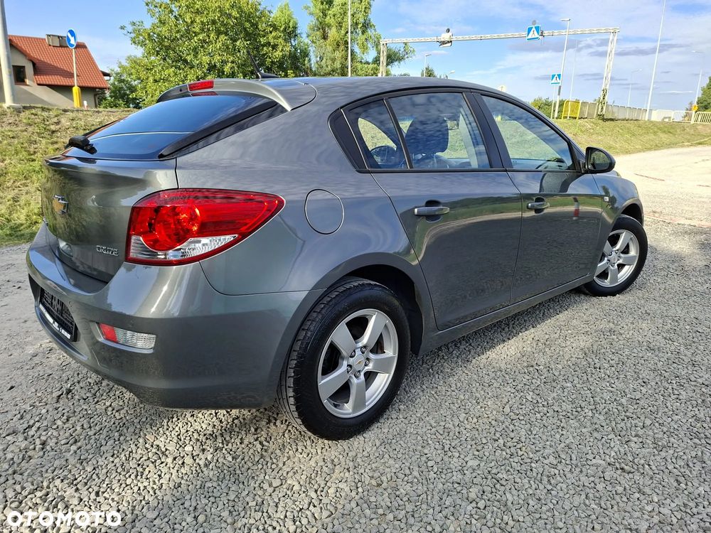 Chevrolet Cruze 1.6 LS+ - 11