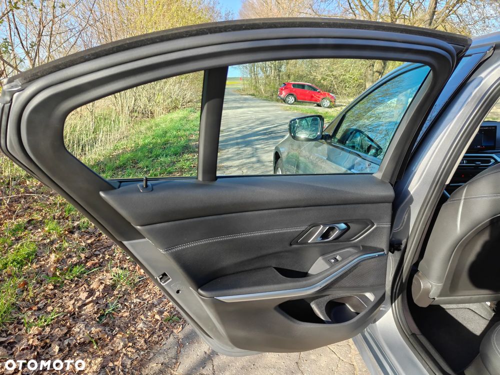 BMW Seria 3 320d xDrive mHEV - 17