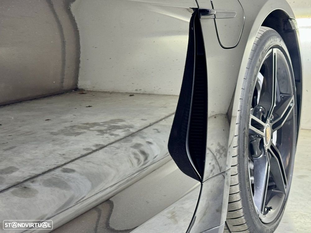 Porsche Taycan Turbo - 25