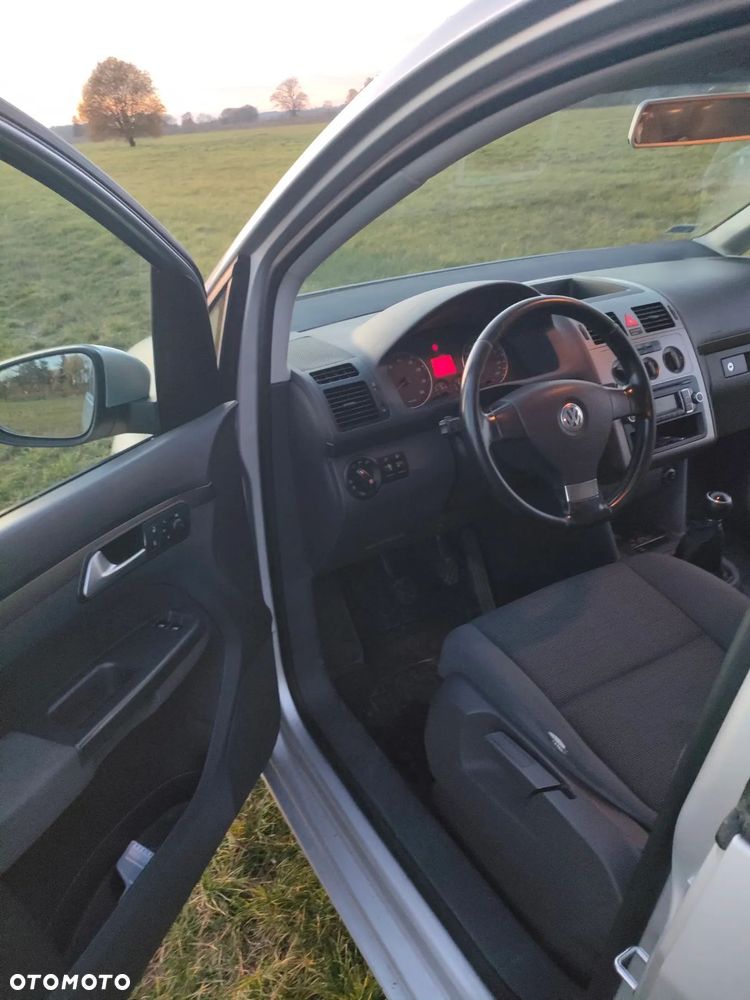 Volkswagen Touran 1.6 Conceptline - 11