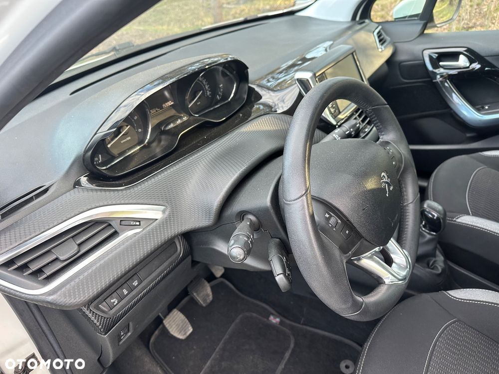 Peugeot 208 - 16